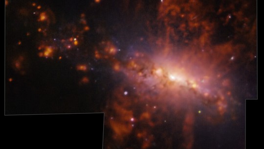 Explosão "gigantesca" revela como galáxias poluem o cosmos