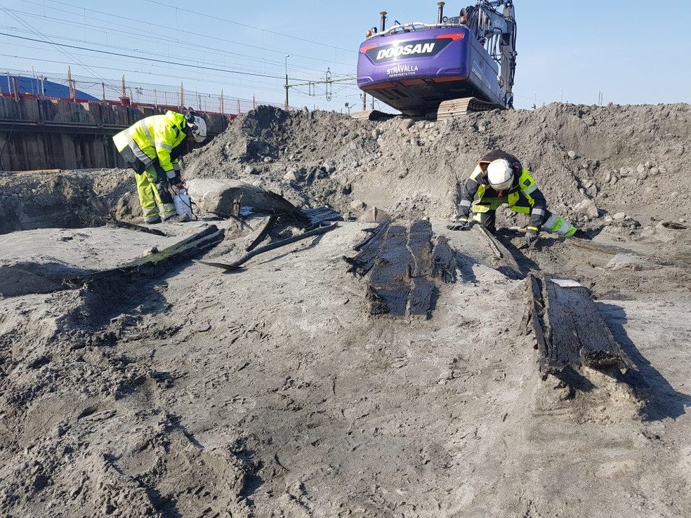 Arqueólogos escavando Varbergsvreket 5 — Foto: Arkeologerna