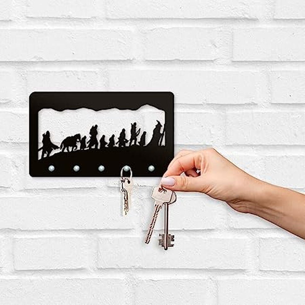 Porta-chaves Jornada Terra Média não requer furo nas paredes para instalar — Foto: Reprodução/Amazon