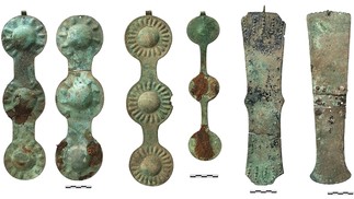 Protetores de testa com placa de bronze — Foto: Instituto de Arqueologia da Academia Russa de Ciências