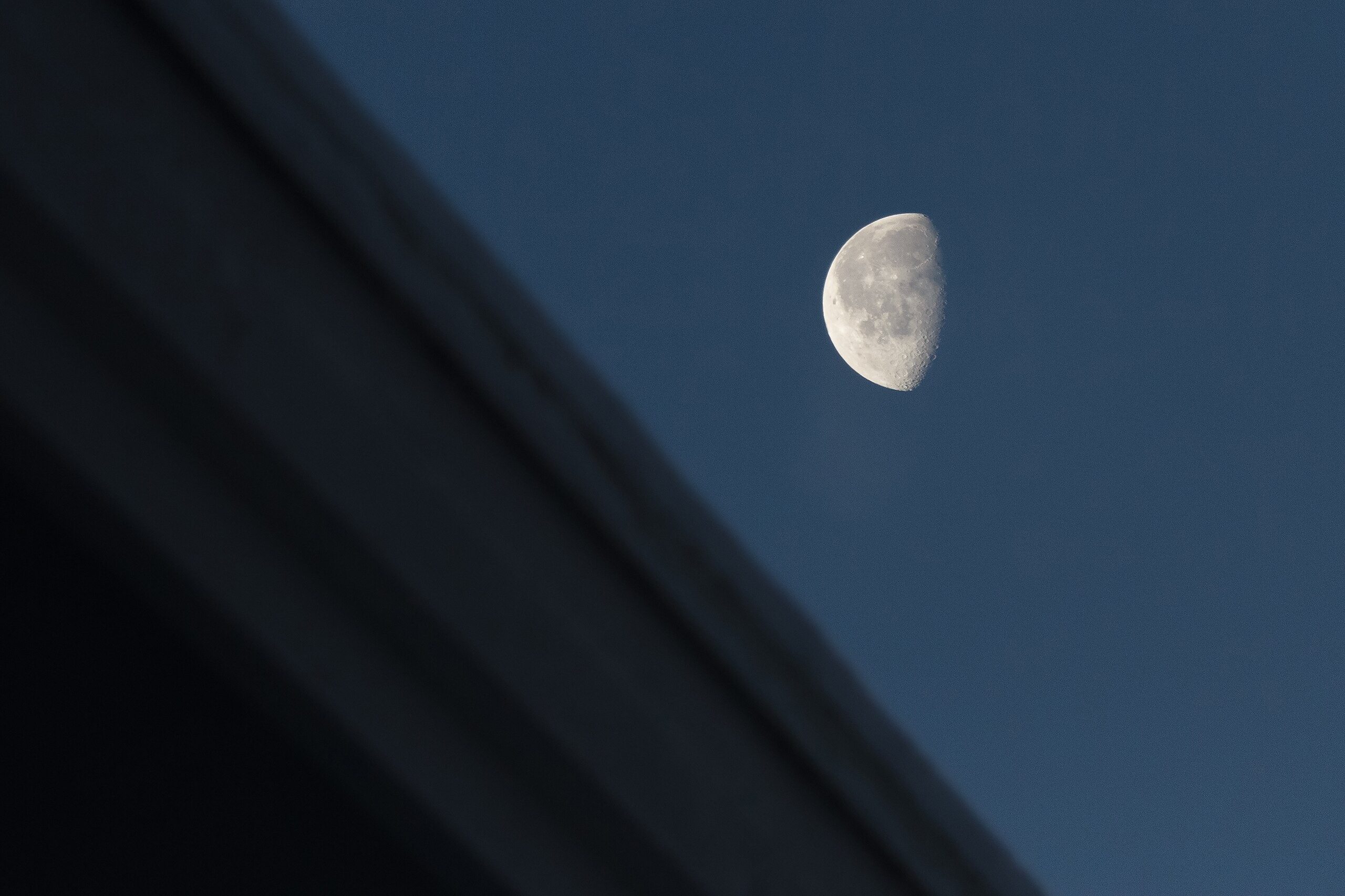 Noite estrelada com Lua e planetas visíveis