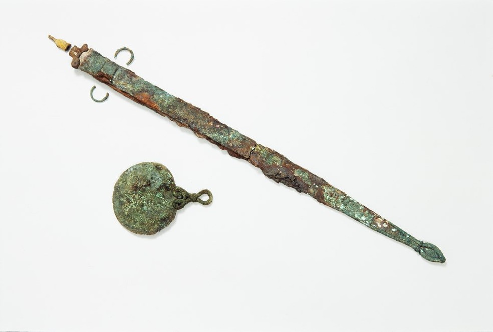 A espada e o espelho da Idade do Ferro encontrados em um túmulo de 2.000 anos na ilha de Bryher, nas Ilhas Scilly, com esqueleto de provável mulher guerreira — Foto: Historic England Archive. PLB K000684.