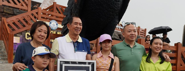 Ricardo Cano Gwapo Tan e sua família com a placa do Guinness — Foto: Guinness World Records