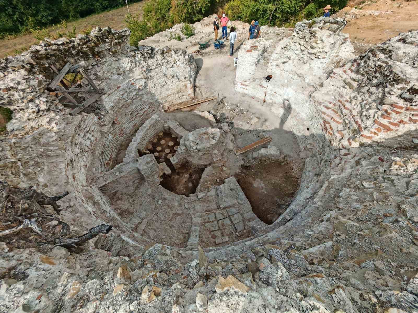 Restos de uma casa de banhos romana no sítio arqueológico da Sérvia, com piscina e cúpula.