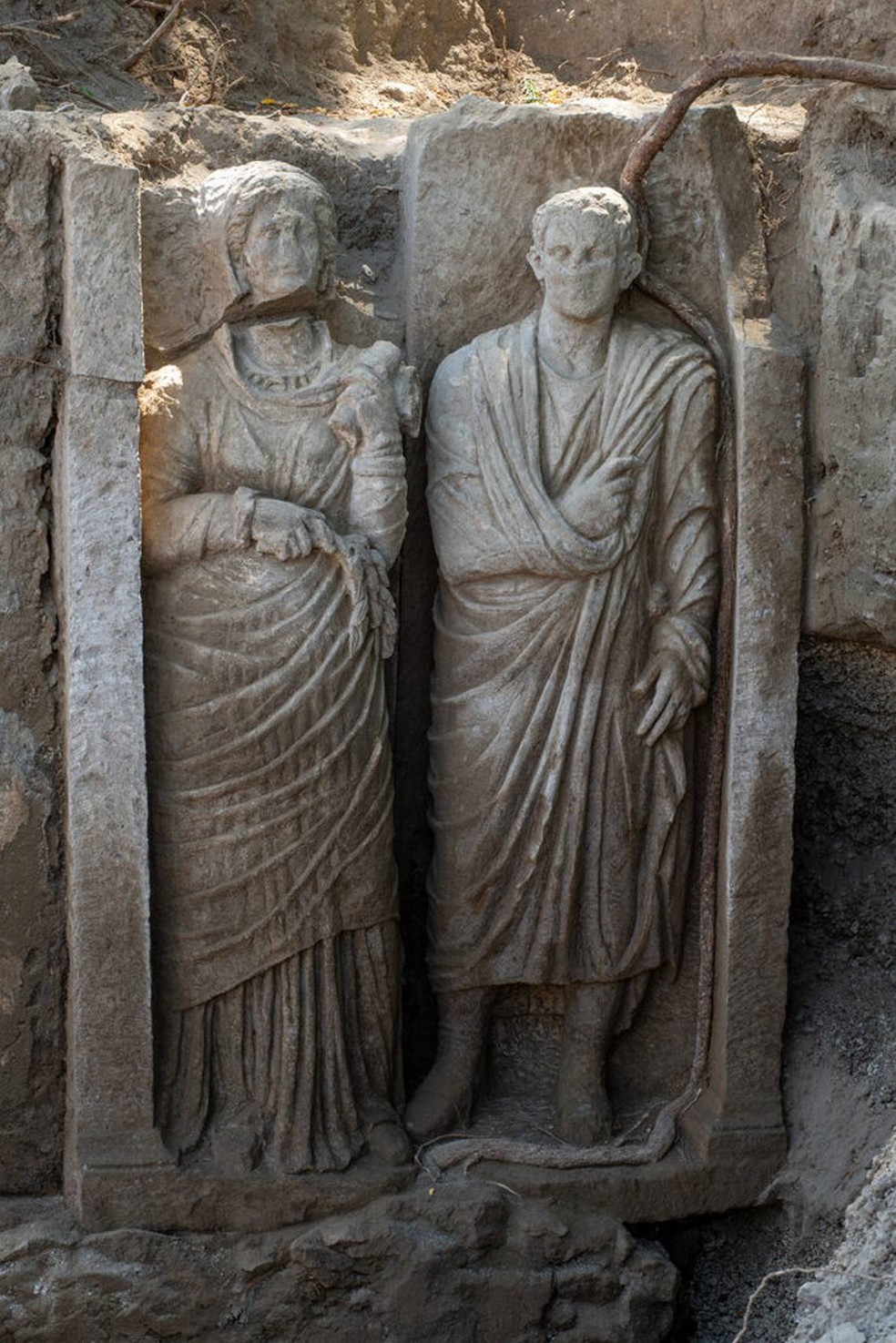 O túmulo provavelmente data de mais de 2.000 anos atrás — Foto: Alfio Giannotti/Ministério da Cultura da Itália