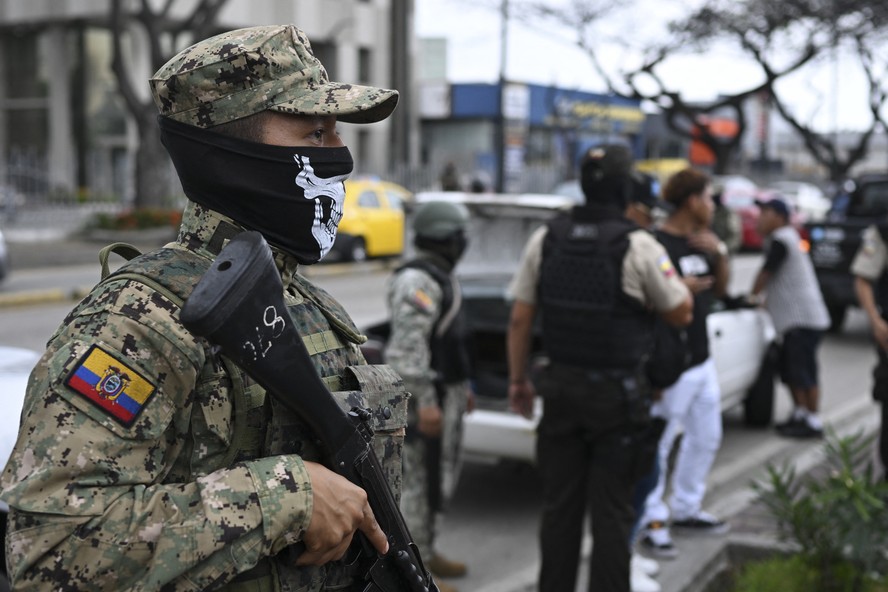 Um soldado monta guarda em um posto de controle durante uma operação conjunta entre a Polícia Nacional do Equador e membros das Forças Armadas para prevenir atos violentos, em Guayaquil, Equador, em 15 de janeiro de 2024