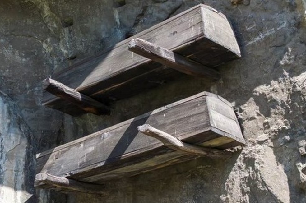 Detalhes dos misteriosos caixões depositados nas paredes das cavernas — Foto: XIE Peixia/Associação Chinesa de Fotografia Folclórica/Departamento Municipal de Relíquias Culturais de Zhaotong