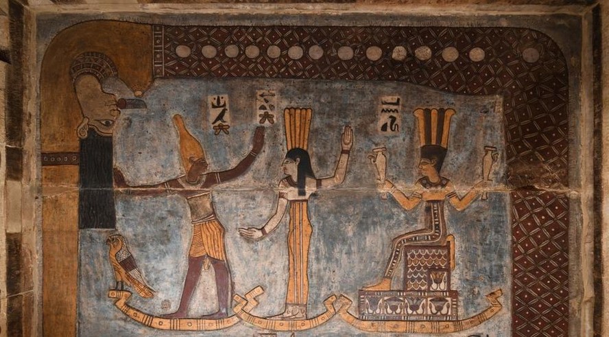 Da esquerda para a direita: os deuses Órion, Sótis/Sírius e Anúquis, e acima deles a deusa dos céus Nut engolindo o Sol da tarde