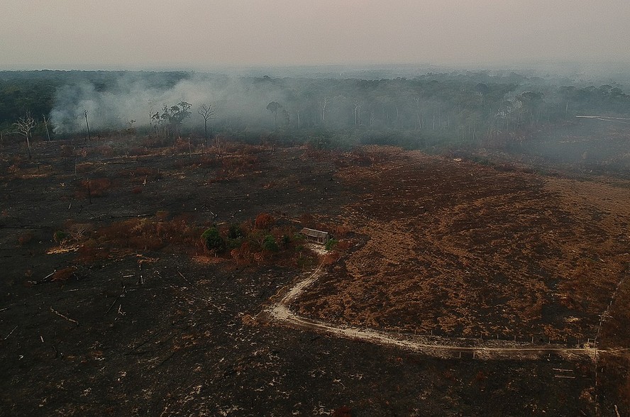 Área de desmatamento e queimada às margens da rodovia BR 230 no municipio de Apui, Amazonas