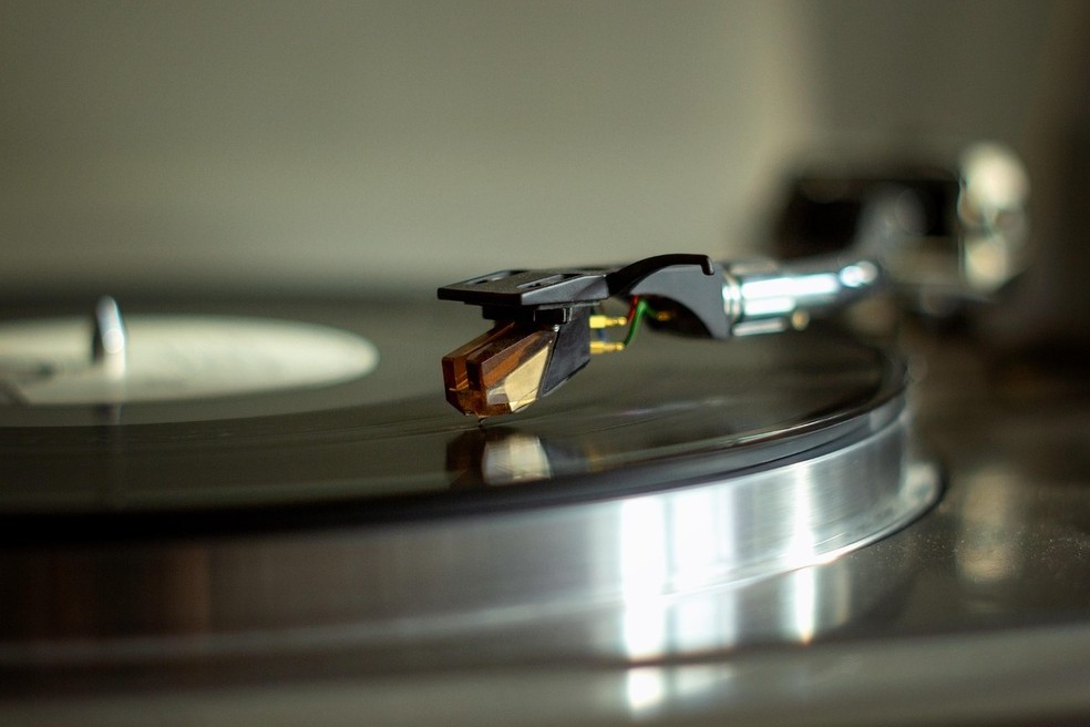 Popularizando-se na década de 1950, o vinil era principal formato musical entre as décadas de 1960 e 1980, até ser substituídos nas casas por formatos mais compactos como as fitas cassete e os Compact Discs (CDs) — Foto: AlexKantsur/Pixabay