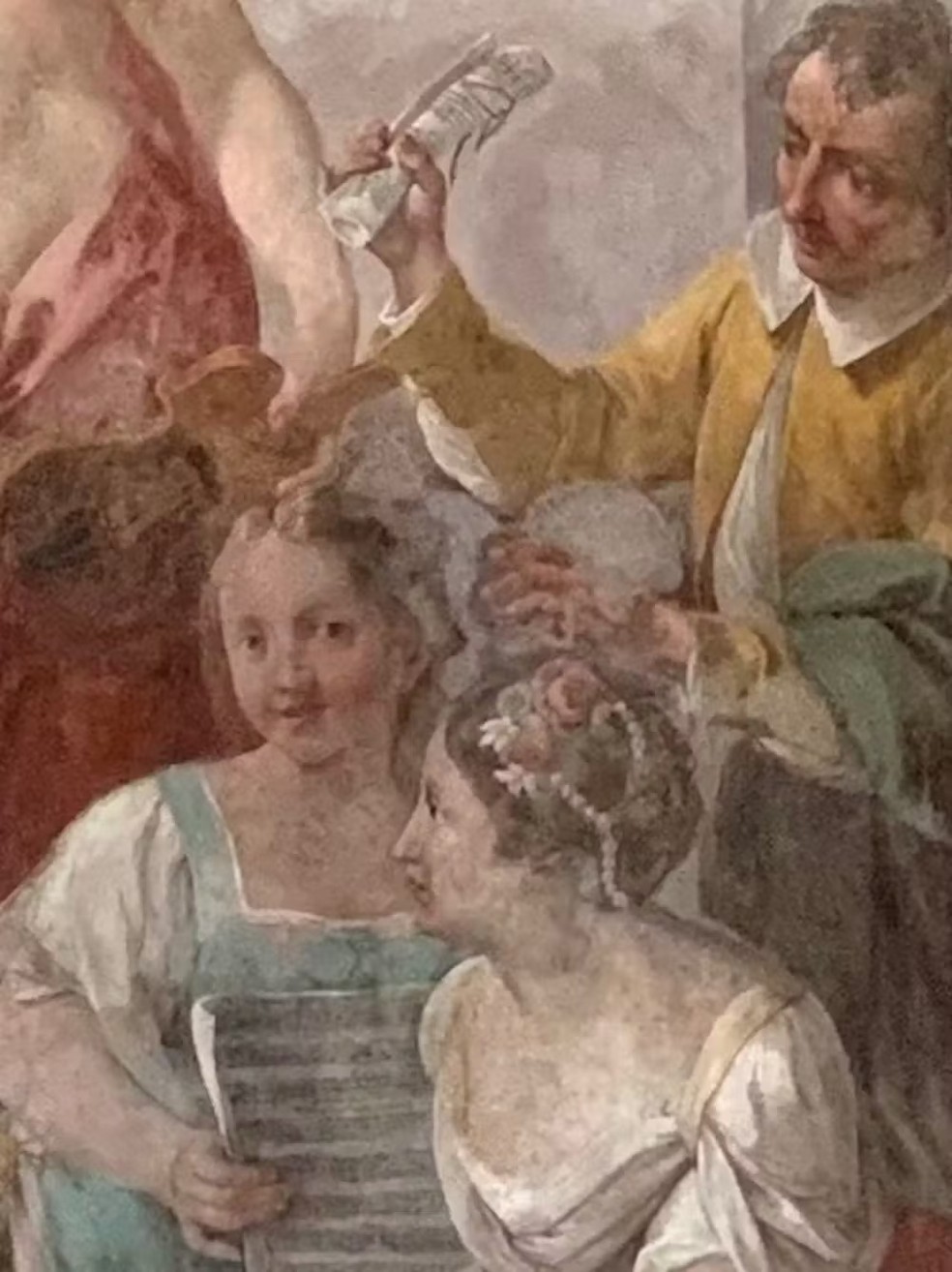 O compositor italiano Pasquale Anfossi, segurando folhas de música enroladas, faz uma aparição no afresco "Concerto de Putte" (1776-77), de Jacopo Guarana — Foto: Marica S. Tacconi, CC BY-SA