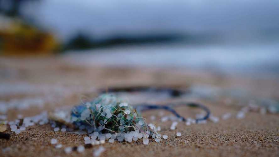 Fotografia dos microplásticos em na areia