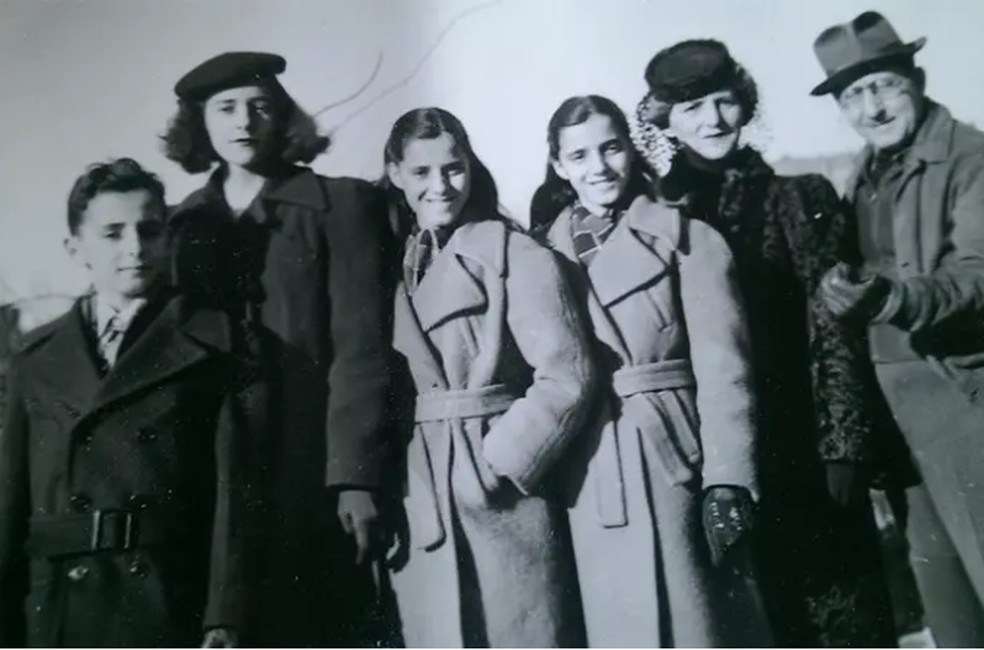 Betty e seus irmãos posam para uma foto de família — Foto: Reprodução/guinnessworldrecords