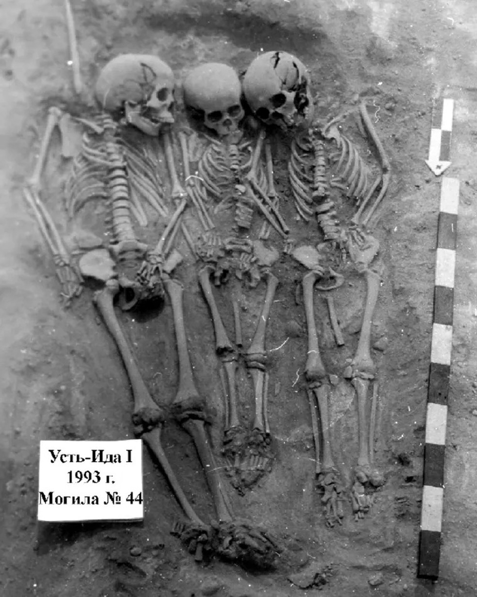 Uma sepultura compartilhada com três crianças, duas das quais foram identificadas como meio-irmãs de 9 a 10 anos e de 5 a 6 anos. O terceiro ocupante é um menino de 11 a 12 anos que não tinha parentesco próximo, mas foi enterrado ao mesmo tempo e apresentou DNA da peste — Foto: Vladimiri Bazaliiskii