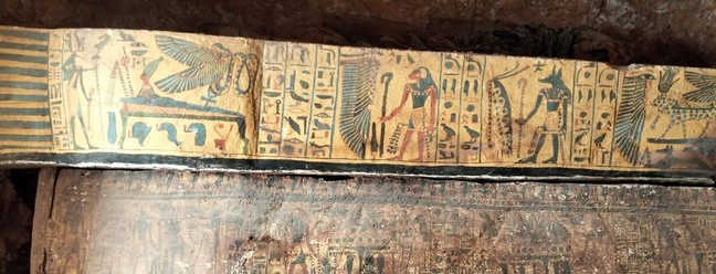 Escavações de caixões contendo múmias de "cantores do deus Amon" no Egito — Foto: Ministério do Turismo e Antiguidades do Egito