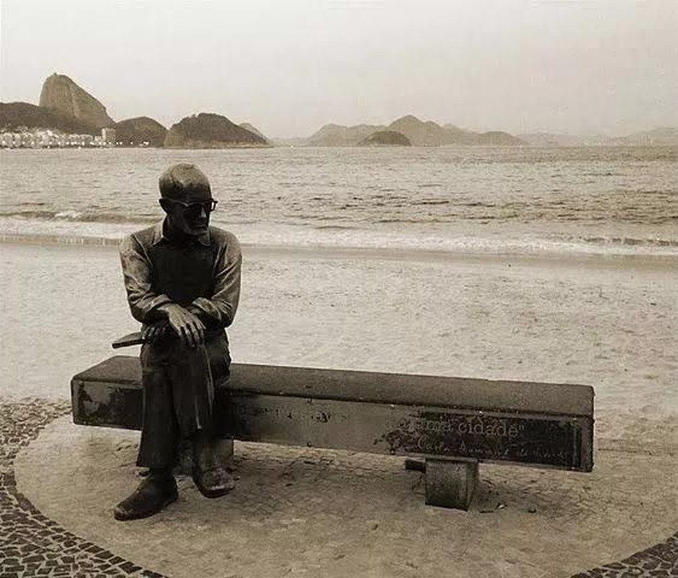 Estátua em homenagem a Carlos Drummond de Andrade (Foto: Wikimedia Commons) — Foto: Galileu