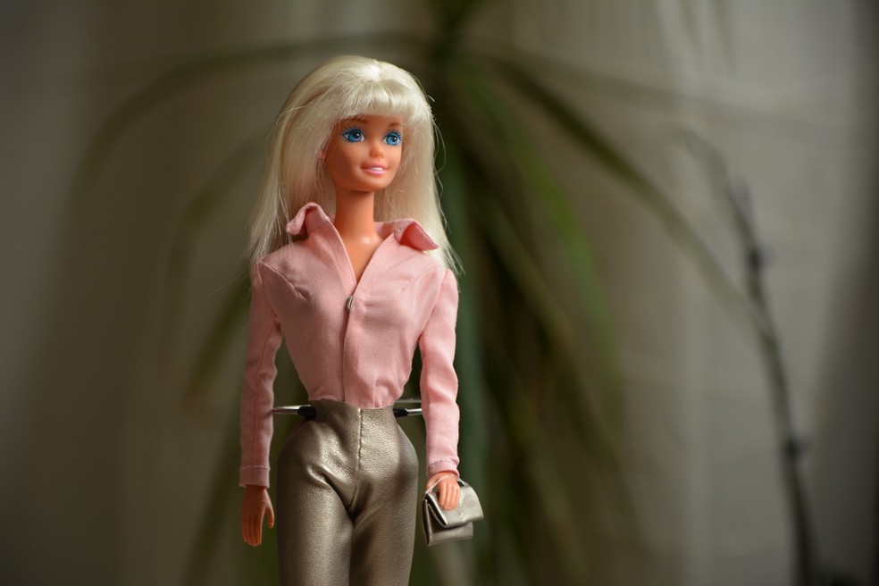 A Mattel foi criticada por "marketing furtivo" ao entregar Barbies gratuitas para ensino em escolas primárias no Reino Unido — Foto: Elena Mishlanova/Unsplash