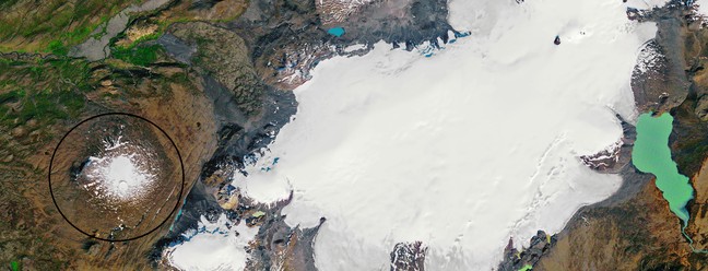 Imagem capturada em 14 de setembro de 1986 da geleira Okjökull na área circulada — Foto: Observatório da Terra da NASA por Joshua Stevens, usando dados Landsat do US Geological Survey