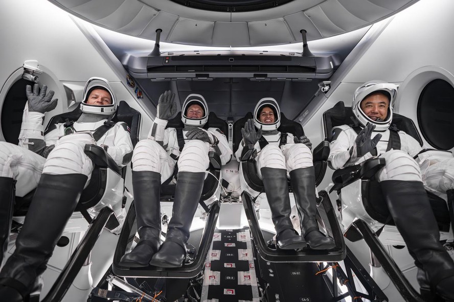 (Da esquerda para a direita) O cosmonauta Konstantin Borisov da Roscosmos; o astronauta da ESA Andreas Mogensen; a astronauta da Nasa Jasmin Moghbeli e o astronauta da JAXA  Satoshi Furukawa sentam-se dentro da espaçonave Dragon como parte de um ensaio geral de contagem regressiva para a missão SpaceX Crew-7