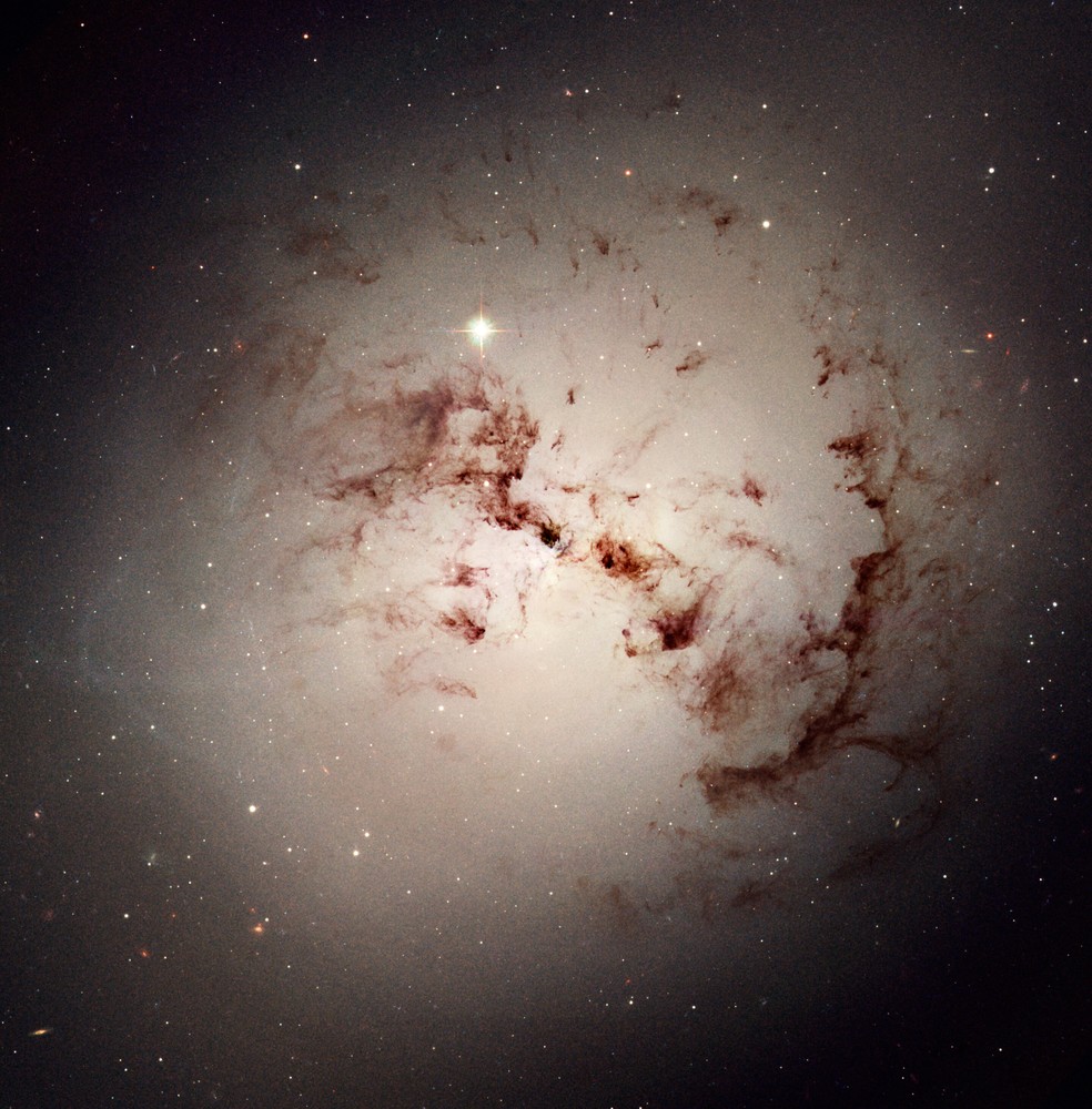 NGC 1316 (também conhecida como Fornax A) é uma galáxia lenticular a cerca de 60 milhões de anos-luz de distância na constelação de Fornax — Foto: NASA, ESA e The Hubble Heritage Team (STScI/AURA)