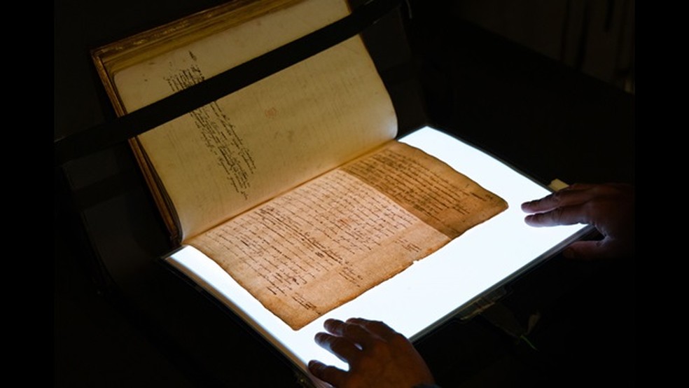 Uma folha de luz usada para revelar texto oculto em um dos manuscritos dos Anais de Camden — Foto: The British Library Board