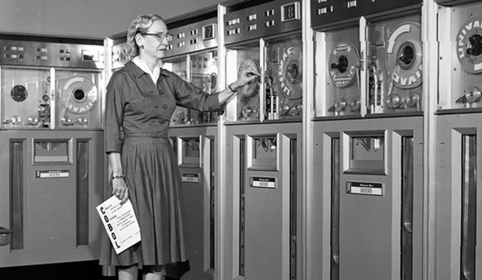 Em 1949, Grace Hopper foi contratada para atuar como matemática sênior no desenvolvimento do UNIVAC I, o primeiro computador da história a ser vendido em larga escala no mercado — Foto: Computer History Museum