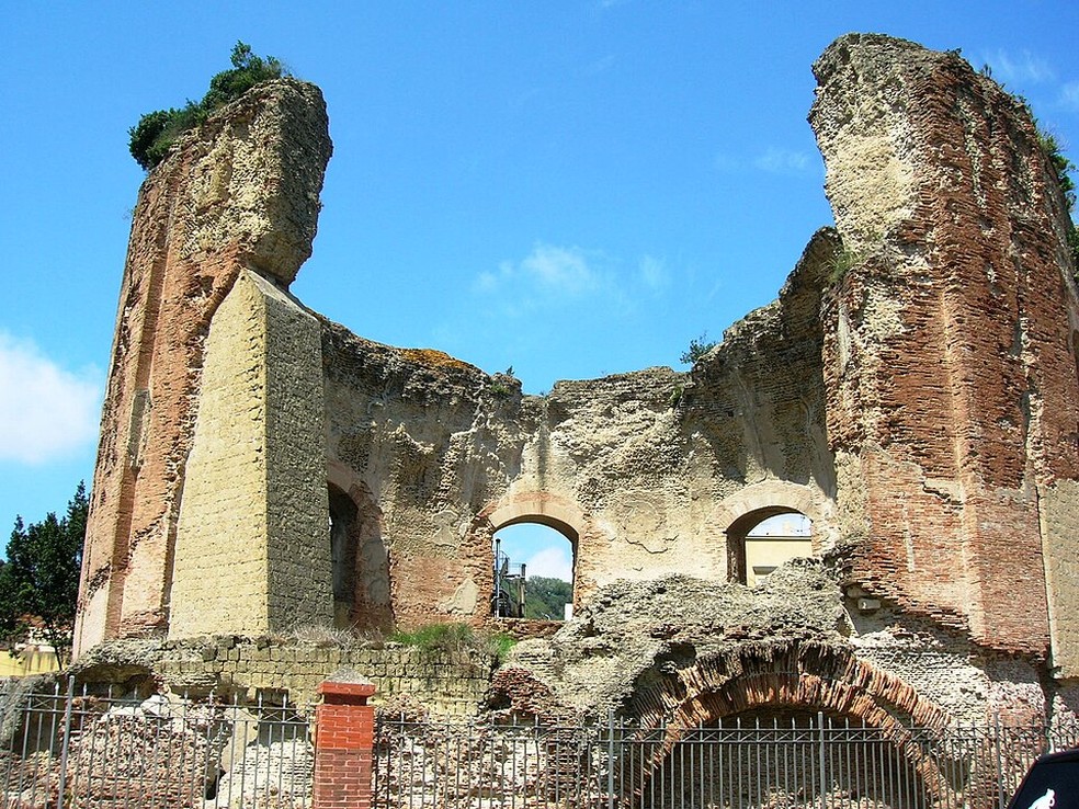 O templo é um exemplo de arquitetura romana da era imperial. Segundo os pesquisadores, os nichos da construção se abriam para o salão central e serviam de acesso a outros salões menores, onde provavelmente se localizam as piscinas do complexo — Foto: Mentnafunangann/Wikimedia Commons