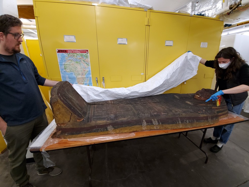 Os pesquisadores Travis Olds e Lisa Haney, do Museu Carnegie, examinam um sarcófago antigo pintado com pigmento azul egípcio — Foto: Universidade Estadual de Washington