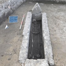 O enterro de uma criança antiga com um cinto de metal sobre os restos mortais — Foto: Reprodução/Facebook (Soprintendenza Archaeologia, Belle Arti e Paesaggio di Salerno e Avellino)