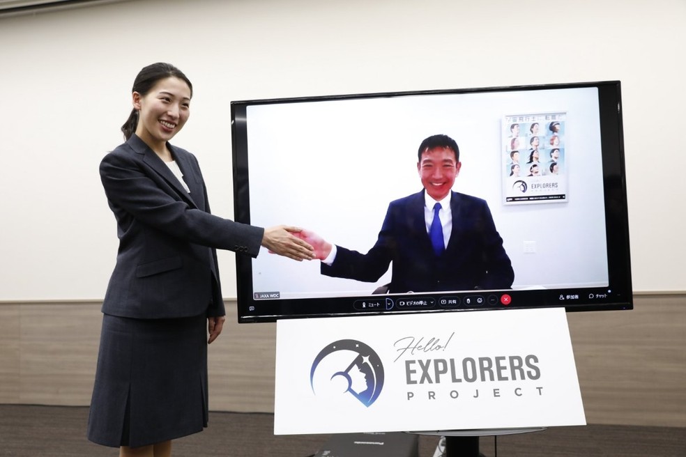 Aperto de mão virtual entre Ayu Yoneda e Makoto Suwa — Foto: JAXA