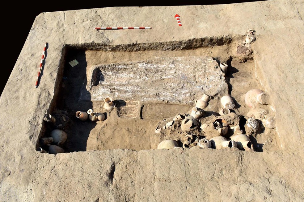 Além dos restos humanos, os arqueólogos encontraram no local uma série de relíquias, vasos e outros itens raros — Foto: Conselho Supremo de Antiguidades (SCA)