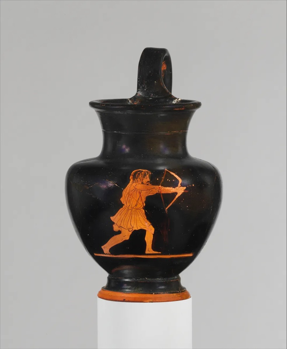 Jarro de terracota representando Odisseu com seu icônico arco e flecha — Foto: Metropolitan Museum of Art