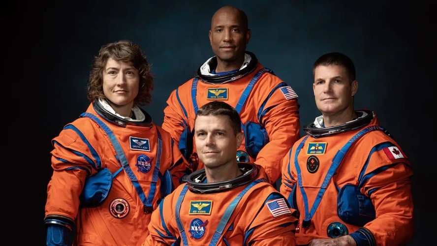 A tripulação da missão Artemis (da esquerda para a direita): os astronautas da NASA Christina Hammock Koch, Reid Wiseman (sentado), Victor Glover e o astronauta da Agência Espacial Canadense Jeremy Hansen