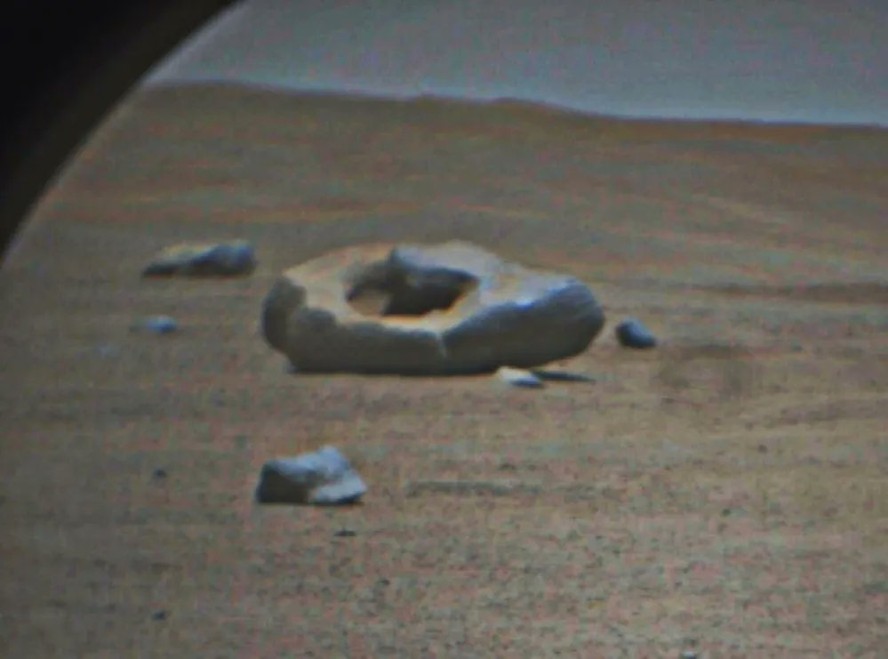 Detalhe em foto feita pelo rover Perseverance em Marte mostra rocha em formato de donut no planeta vermelho. Imagem foi recebida pela Nasa em 23 de junho de 2023