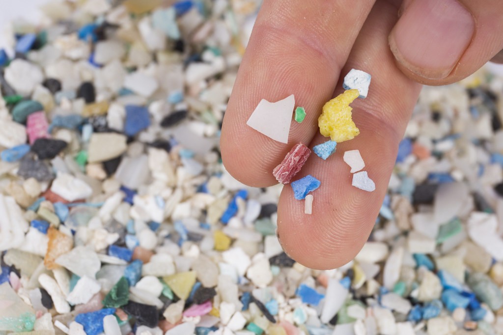 Microplásticos fazem mal pra você. Mas como eles agem? Estudo pode ter descoberto