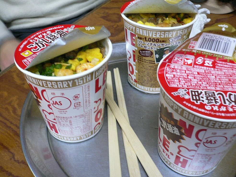 O macarrão instantâneo é um ultraprocessado consumido em grandes quantidades pelas pessoas que possuem rotinas corridas e tempo limitado — Foto: Wikimedia Commons