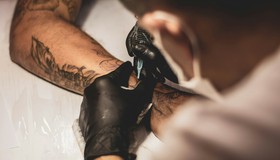 Tatuagens podem ser fator de risco para câncer linfático, aponta estudo