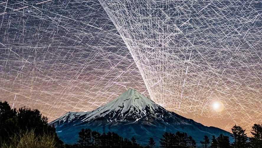 Fotografia na Nova Zelândia registra 14 mil rastros de satélites em imagem do céu noturno
