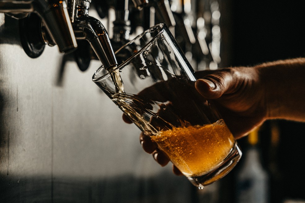 Virar o copo ao tirar cerveja pode resultar em experiência menos prazerosa — Foto: Josh Olalde/Unsplash