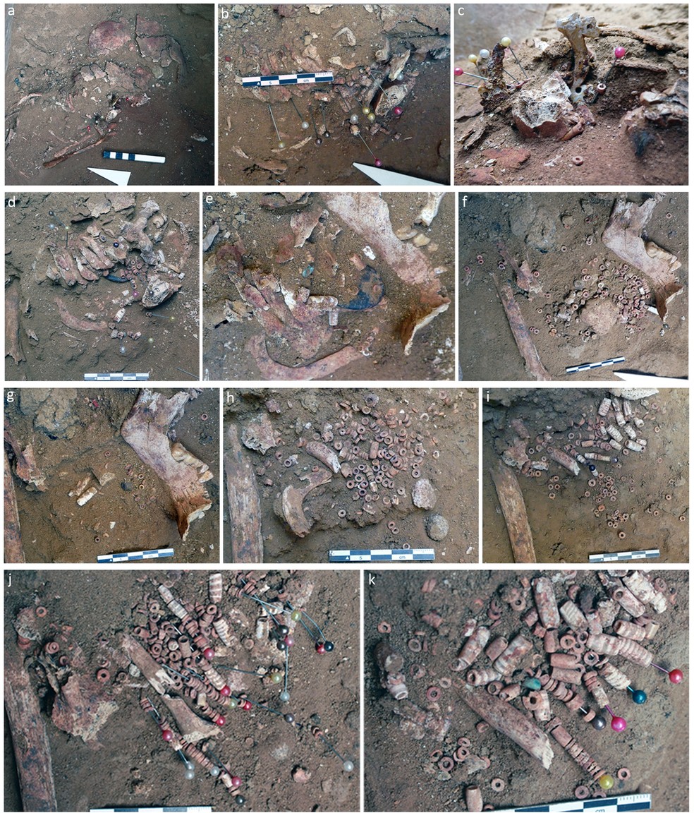 Imagens mostram restos mortais da criança com algumas contas espalhadas fixadas com alfinetes — Foto: Hala Alarashi/Plos One
