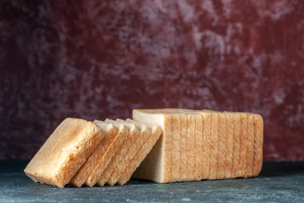 Altos teores de açúcar podem ser encontrados em alimentos “menos óbvios” e não necessariamente doces, como o pão de forma industrializado — Foto: mdjaff/Magnific