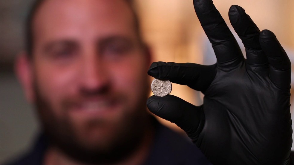 Yaniv David Levy, pesquisador e curador da seção de moedas da Autoridade de Antiguidades de Israel, apresentando a moeda — Foto: Emil Eljam, Israel Antiquities Authority