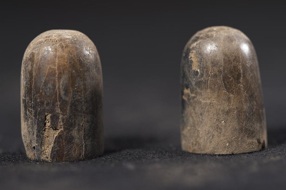 Duas peças de madeira do antigo jogo egípcio Senet — Foto: Ministério das Antiguidades e do Turismo