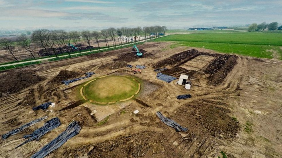 Imagem de drone do local da escavação, mostrando túmulos  — Foto: Município de Tiel