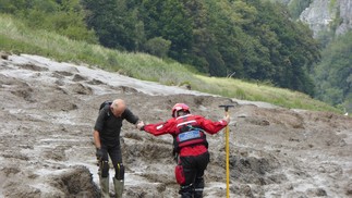 Pesquisadores tiveram que enfrentar muita lama durante as escavações — Foto: Simon Maddison/Facebook/Reprodução