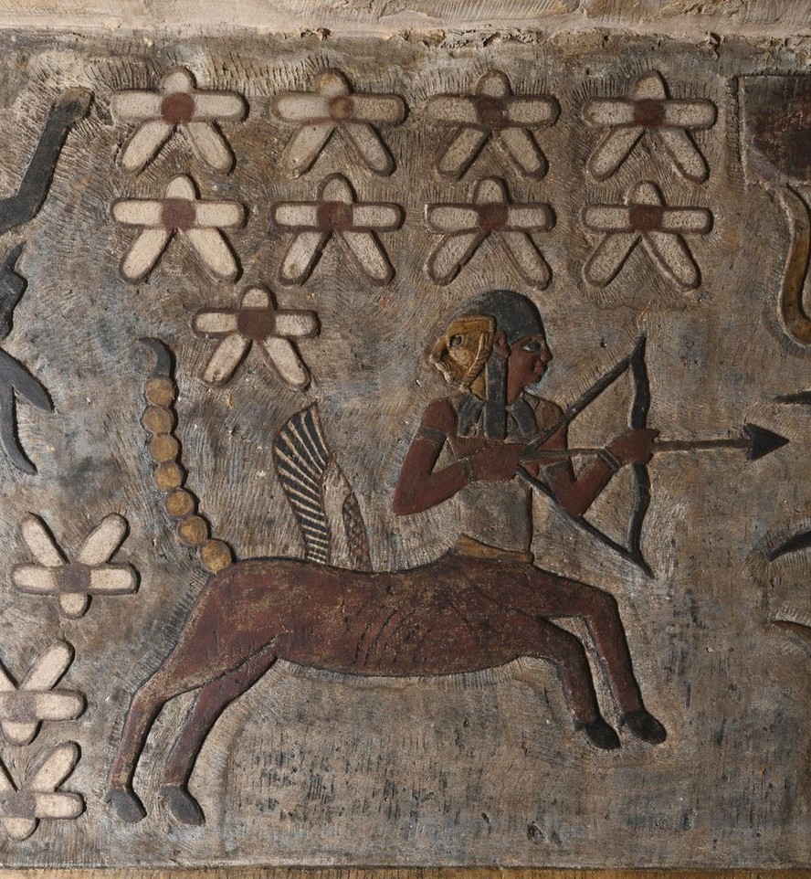 Imagem de um dos relevos achados, no caso, ele representa o símbolo de capricórnio