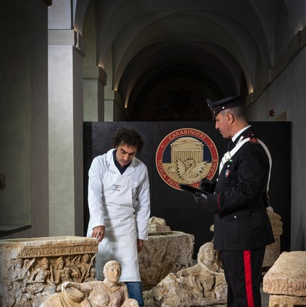Especialistas agora analisam o material encontrado e escavado ilegalmente — Foto: Ministério da Cultura da Itália