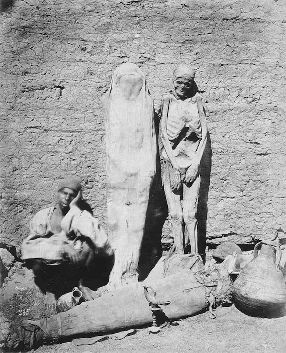 Vendedor de múmias nas ruas do Egito em 1875 — Foto: Félix Bonfils/Wikimedia Commons