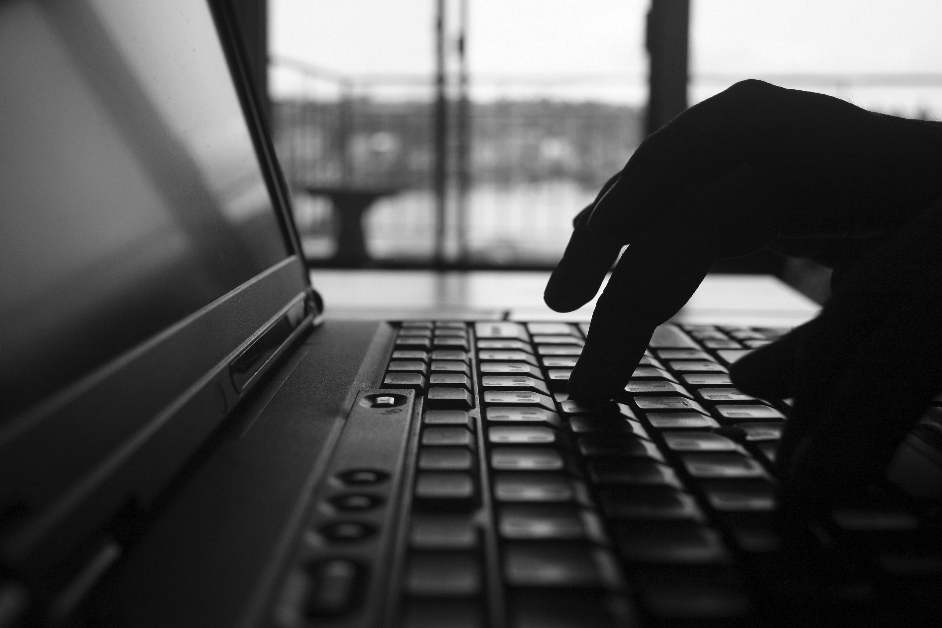 Pessoa usando computador com expressão pensativa