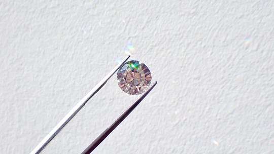 Cientistas criam diamante em 15 minutos com técnica revolucionária